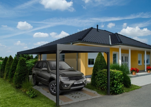 Carport aus Aluminium in anthrazit dient als Unterstellplatz für einen Geländewagen vor einem Einfamilienhaus