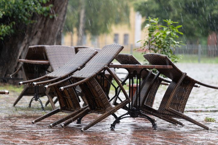 Zu erkennen sind Gartenmöbel die aufgrund eines Unwetters gekippt wurden.